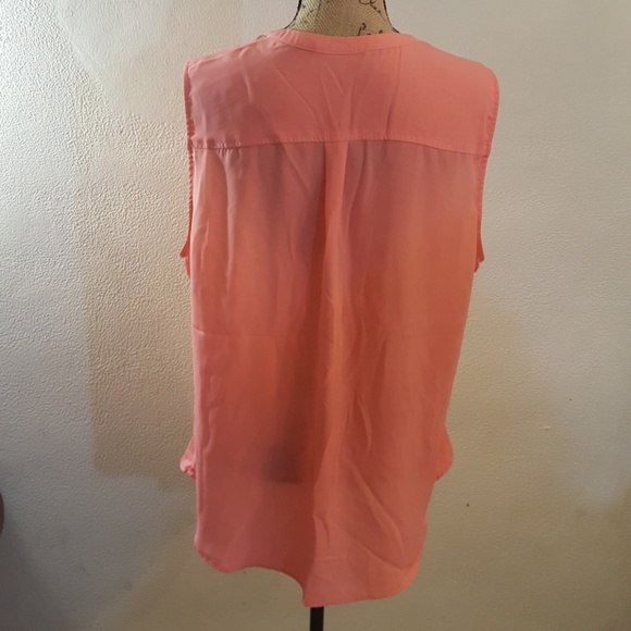 Zipper front sleeveless blouse. - Picture 3 of 4